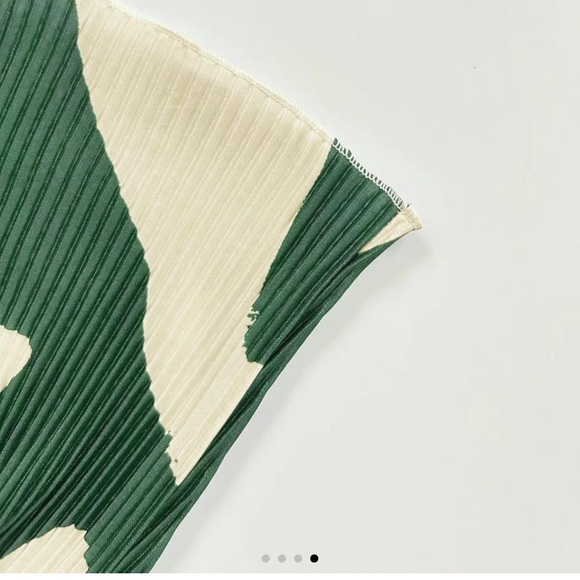 Boutique Women’s Pleated Accordion Tube Top - Picture 3 of 4